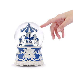 Globe à eau musical carrousel bleu artisanal en résine de 120 mm, peint à la main, pour cadeau de Noël - Product Image 6