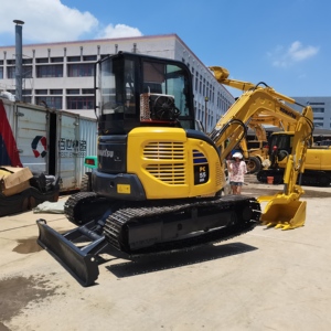 Mini-excavatrice sur chenilles Komatsu PC55MR d'occasion, 5,2 tonnes, rotation zéro, d'origine japonaise, à vendre - Product Image 1