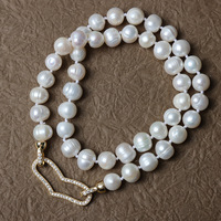 Collier minimaliste avec fermoir cœur, perles naturelles de 9 mm, perles d'eau douce enfilées, chaîne polyvalente pour clavicule, fermoir noué, 45 cm