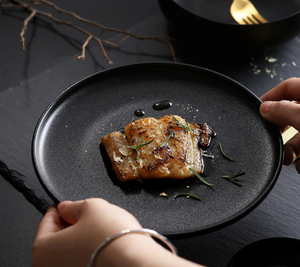 Assiette à steak noire mate avec bord doré, assiette à dîner occidentale en céramique givrée de 8 et 10 pouces, vente en gros - Product Image 6