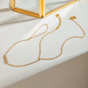 Chaîne de cheville en acier inoxydable avec trois zircons sertis en clos, design géométrique pour bijoux de mode - Product Image 3