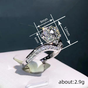 Anello di fidanzamento da donna T0855 in oro bianco con diamante taglio a cuore, pietra principale colore D naturale e diamanti laterali - Product Image 3