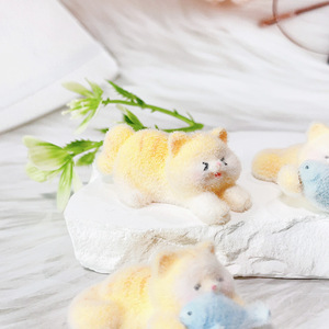 ของตกแต่งเรซิ่นรูปแมวสีแดงสดแบบกำมะหยี่ 3 มิติ DIY ของตกแต่งโต๊ะทำงาน น่ารัก การ์ตูนแมวยืนนอนกินปลา ของตกแต่ง - Product Image 4