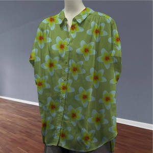 Chemisier pour femme imprimé personnalisé, motif floral tropical Aloha, décontracté d'été, tissé, à boutons, 100% Rayonne, coupe ample, épaules tombantes - Product Image 4