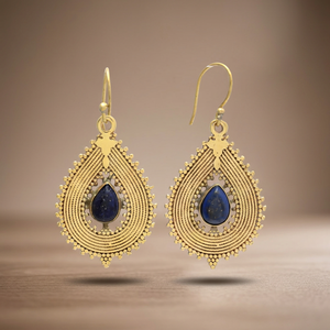 Boucles d'oreilles pendantes unisexes tendance en laiton plaqué or 14 carats et rhodium, avec pierre précieuse lapis-lazuli bleue en forme de poire et sertissage griffe, idéales pour un anniversaire - Product Image 3