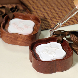 Diffuseur de parfum pour voiture, maison et armoire, en bois gravé avec le logo Peace And Joy, parfum longue durée. - Product Image 2
