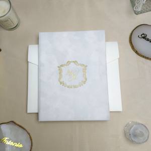 Invitación de boda personalizada con monograma en lámina dorada, acrílico, Trouwkaart, folio de terciopelo blanco indio y <span class=keywords><strong>código</strong></span> QR, juego de invitaciones de boda modernas y lujosas - Product Image 5