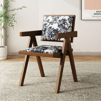Table et chaises de salle à manger de mariage modernes et minimalistes, structure en bois massif, chaises de restaurant pour location événementielle, chaises d'hôtel avec accoudoirs.