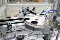 Machine d'assemblage de bouchons entièrement automatique professionnelle pour bouteilles en plastique/contenants de boissons