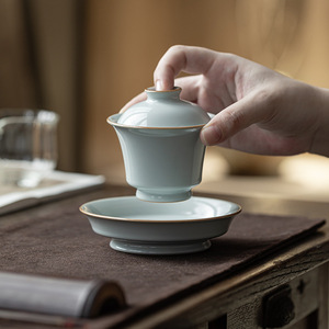 Gaiwan de Cerámica Hecho a Mano en el Horno Guanlan, con Esmalte Azul Celeste Craquelado, Juego de Dos Tazas para Té Kung Fu - Product Image 2