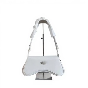 Bolso de Hombro de Cuero Charol Negro para <span class=keywords><strong>Mujer</strong></span>, Elegante Bolso de Mano con Solapa Curva y Correa Ajustable con Detalle Fruncido - Product Image 4