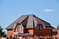 Tuile de toiture en métal revêtue de pierre certifiée CE, moderne, résistante à la chaleur, ignifuge et imperméable pour villas, parcs et résidences