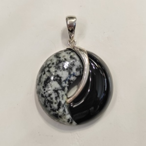 Pendentif rond en argent 925 avec obsidienne flocon de neige et agate noire - Product Image 1