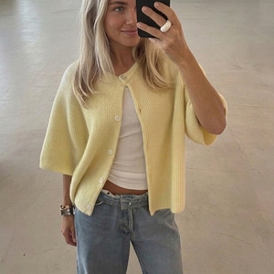 Cardigã Feminino Casual de Tricô Amarelo com Gola Redonda, Manga Curta e Botões, Estilo Cropped Y2K para Primavera/Verão - Product Image 5