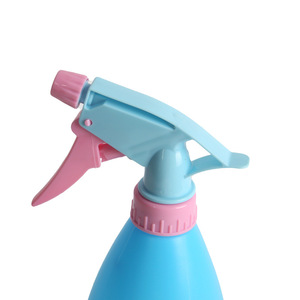 Pulverizador manual de 2L y 500ML, botella de riego rosa y azul para uso doméstico y de jardín - Product Image 4