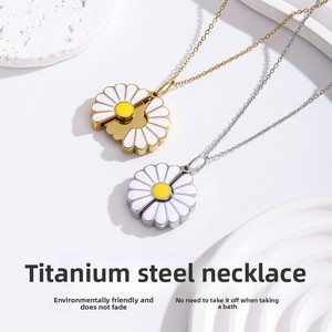 จี้ดอกไม้สแตนเลสสตีลชุบทอง 18K PVD กันน้ำ สลักโลโก้ด้วยเลเซอร์ตามสั่ง เครื่องประดับส่วนบุคคล - Product Image 3