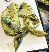 Bandana en Fausse Soie avec Imprimé à Pois Élégant, Texture Douce Premium, Vente en Gros Personnalisée en Usine, Cadeaux Idéaux pour Anniversaires Mariages