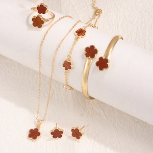 Ensemble de <span class=keywords><strong>bijoux</strong></span> 5 pièces tendance, plaqué <span class=keywords><strong>or</strong></span>, motif feuille et fleur colorée, comprenant collier, bracelet, jonc, bague, boucles d'oreilles et chaîne, motif trèfle, pour <span class=keywords><strong>femme</strong></span> - Product Image 3