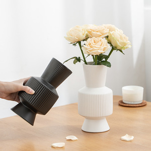 Vase en céramique à finition mate de forme géométrique avec une sensation de qualité supérieure pour la décoration d'entrée, d'hôtel, de salle d'exposition, de salon - Product Image 1