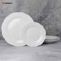 Assiettes en céramique pour mariage, vente en gros, bords festonnés, chine, restaurant moderne de luxe, porcelaine nordique, ensemble de plats blancs