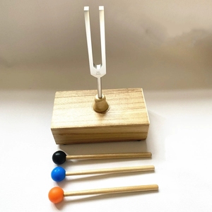 Ensemble de Diapasons à Fréquence MI 528 Hz pour la Méditation des Chakras et la Thérapie Sonore, avec Base en Bois Résonnante - Vente en Gros - Product Image 5