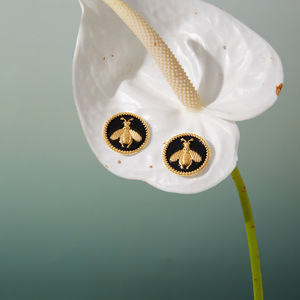 Pendientes de tuerca con diseño de abeja, chapados en oro negro, geométricos, redondos, para uso diario, joyería para mujer - Product Image 3