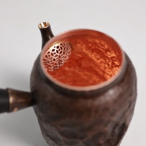 Théière en cuivre classique de luxe, théière en métal martelé à la main personnalisée avec poignée en bois de santal de qualité supérieure, écologique, capacité de 250 ml - Product Image 2
