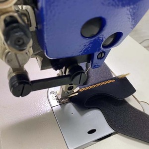 Máquina de coser plana de alimentación compuesta de aguja única (arriba y abajo) para cuero artificial, cuero y lona RN-0303D - Product Image 4