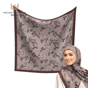 Etiqueta personalizada Malasia pañuelo vestido crepé verano tamaño grande Afrian bufandas impresas mate satén Slik tela Hijab bufandas - Product Image 1