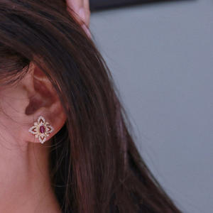 Orecchini a perno vintage placcati oro con rubino, design floreale, montatura a castone, gioielli da festa da donna, orecchini alla moda in lega - Product Image 5