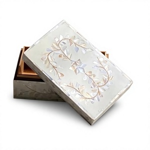 Nouvelle boîte de rangement rectangulaire en résine et MDF, design moderne, faite à la main avec incrustations en résine et nacre, étui à bijoux artisanal pour la décoration intérieure ou comme cadeau - Product Image 2