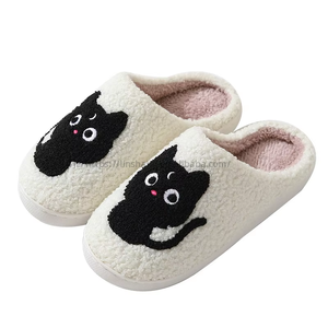 Vente en gros de pantoufles pour femmes en fourrure pelucheuse avec semelle TPR, vente directe en gros - Product Image 5