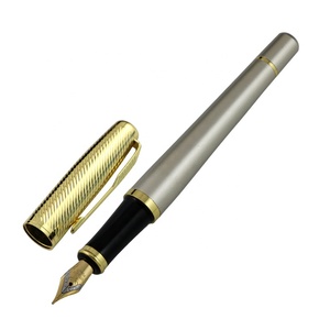 Penna stilografica regalo con penna calligrafica fantasia incisa in oro - Product Image 5