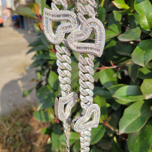 Collar de Corazón con Circonita Cúbica y Diamantes Iced Out, Cadena Cubana con Eslabones y Dijes de Corazón Rosa Baguette para Mujer - Product Image 3