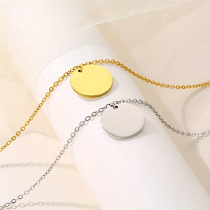 Collana con Ciondolo Rotondo in Acciaio Inossidabile Placcato Oro 18K, Trendy Unisex, Regalo per <span class=keywords><strong>Amanti</strong></span> <span class=keywords><strong>e</strong></span> <span class=keywords><strong>Amici</strong></span>, Natale <span class=keywords><strong>e</strong></span> Compleanno - Product Image 2