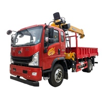 Camion-grue avec compartiment de chargement pour le transport quotidien de marchandises et les tâches de levage d'urgence temporaires