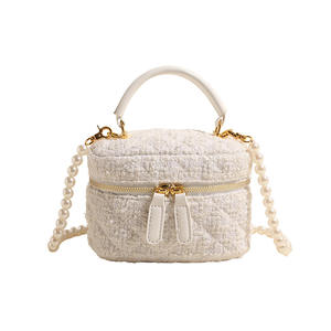 Bolso de mujer de doble propósito de moda en azul claro con diseño de cadena de tweed y perlas - Product Image 3