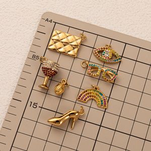 Le Luxe Doré Haute Couture |   Pendentif en acier inoxydable plaqué or 18 carats PVD avec zircon cubique |   Imperméable, hypoallergénique et inaltérable - Product Image 5