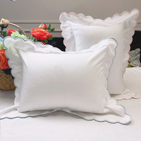 Housse de coussin blanche faite à la main avec broderie personnalisée et bordure festonnée, taie d'oreiller avec nom de bébé, housse de coussin faite à la main