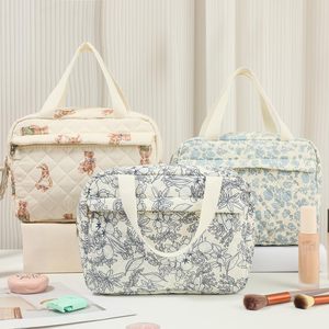 Tas <span class=keywords><strong>Makeup</strong></span> koket quilt besar, <span class=keywords><strong>Organizer</strong></span> kosmetik perjalanan katun bunga Preppy lucu dengan pegangan atas multi-lapisan kantung perlengkapan mandi - Product Image 5