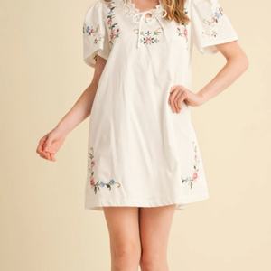 เดรสฤดูร้อนขายส่งสำหรับผู้หญิง เดรสลำลองทรงหลวมแบบเรียบร้อย คอวี แต่งลูกไม้ ปักลายดอกไม้ เดรสสั้น - Product Image 2