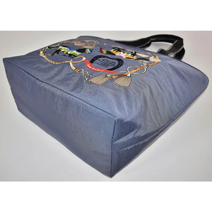 Sac fourre-tout en nylon de grande capacité pour femmes, sac à bandoulière léger et imperméable avec design brodé de cheval et pompon - Product Image 4