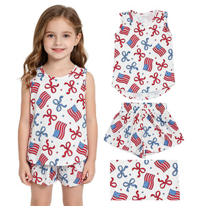 En stock: Conjunto de ropa para niñas del 4 de julio, top sin mangas con lazos de bandera y shorts con volantes, estilo casual. Atuendo patriótico al por mayor, ropa de boutique. - Product Image 1