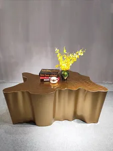 Tavolino da caffè dal design high-end creativo moderno irregolare e minimalista in metallo di lusso leggero
