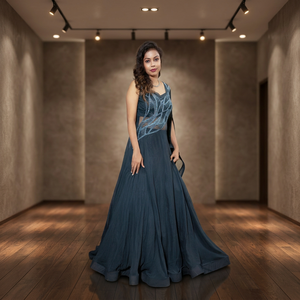Elegante vestido de noche de georgette con corte en A, largo hasta el suelo, con bordado de cuentas y cuello corazón, sin mangas y capa transparente. - Product Image 6