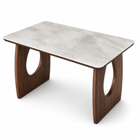 Table basse moderne en verre avec base en bois de noyer découpée en forme de pont, table de salon minimaliste
