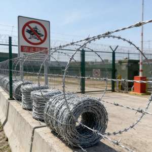 Alambre de púas de una sola bobina, tipo <span class=keywords><strong>concertina</strong></span>, galvanizado en caliente, para protección de fronteras BTO 22 - Product Image 4