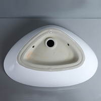 Pas cher Prix Triangle Forme Lavabo Moderne Design Blanc Sanitaire Comptoir En Céramique Lavabo Art Évier