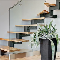 Escalier d'usine intérieur au design moderne avec garde-corps en verre et marches en chêne, escalier droit