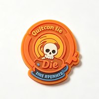 Écussons en caoutchouc personnalisés en gros, étiquettes en silicone 2D gaufrées, badges imperméables à coudre pour vêtements et sacs